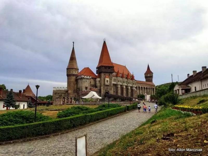 Zamek Drakuli w Hunedoarze w Rumunii